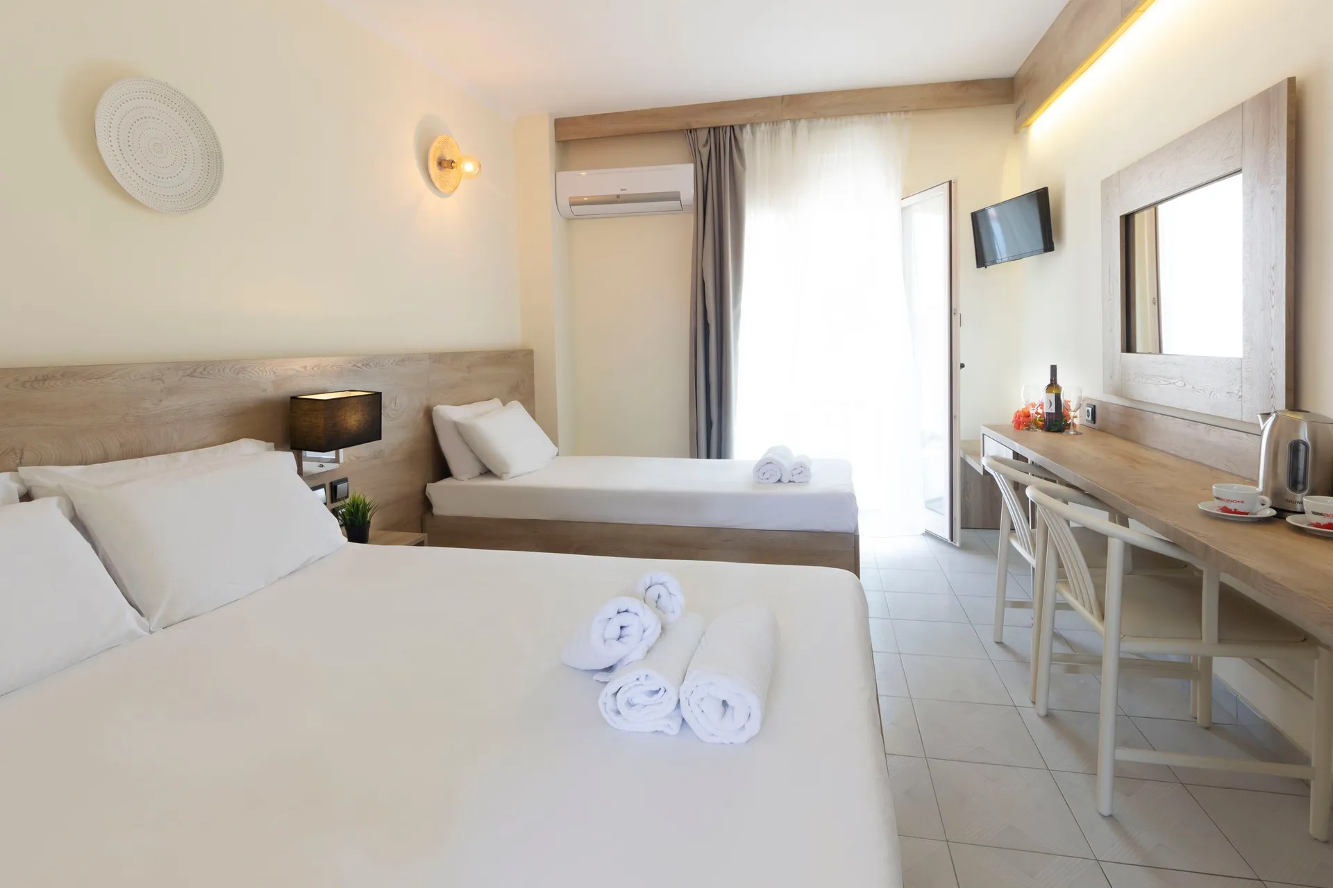 Tiara Holdiays - Hotel Odysseas - Deluxe Triple Room